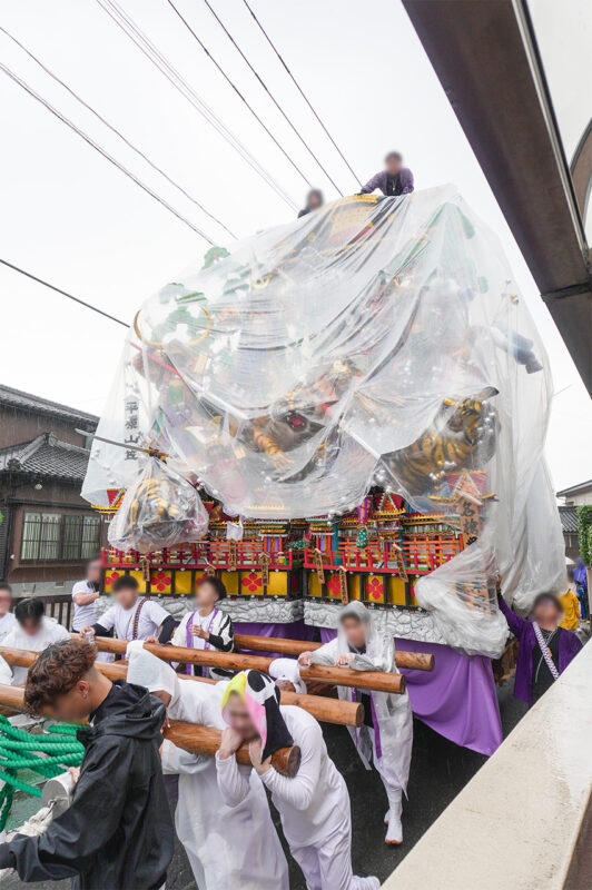 金田神社へ向かう山笠