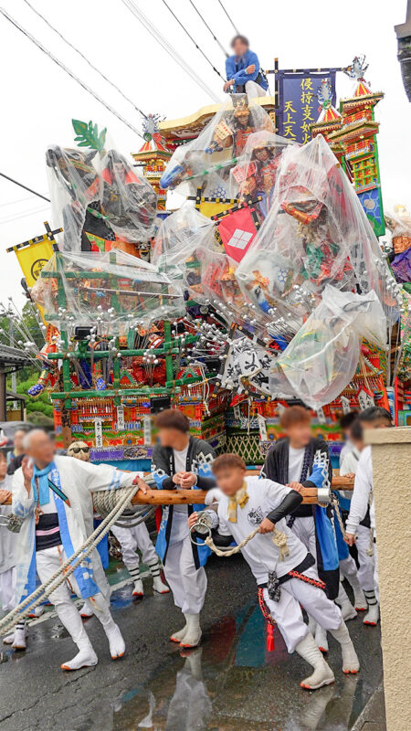 道幅ギリギリに練り歩く山笠